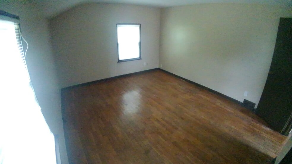 Bedroom in back of house - 2718 Roseland Ave
