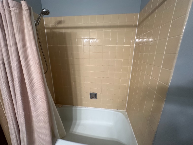 Building Photo - 310 Farmingdale Cir