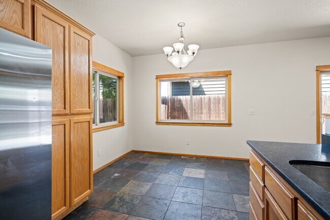 Building Photo - 608 Shadow Way