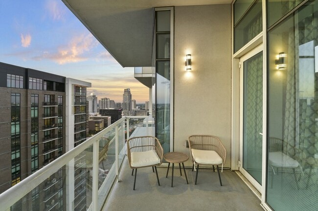 Building Photo - Stunning high rise unit in the affluent River Oaks District!