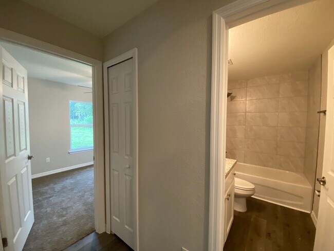 Building Photo - Custom Home - Desirable SE Ocala Neighborh...