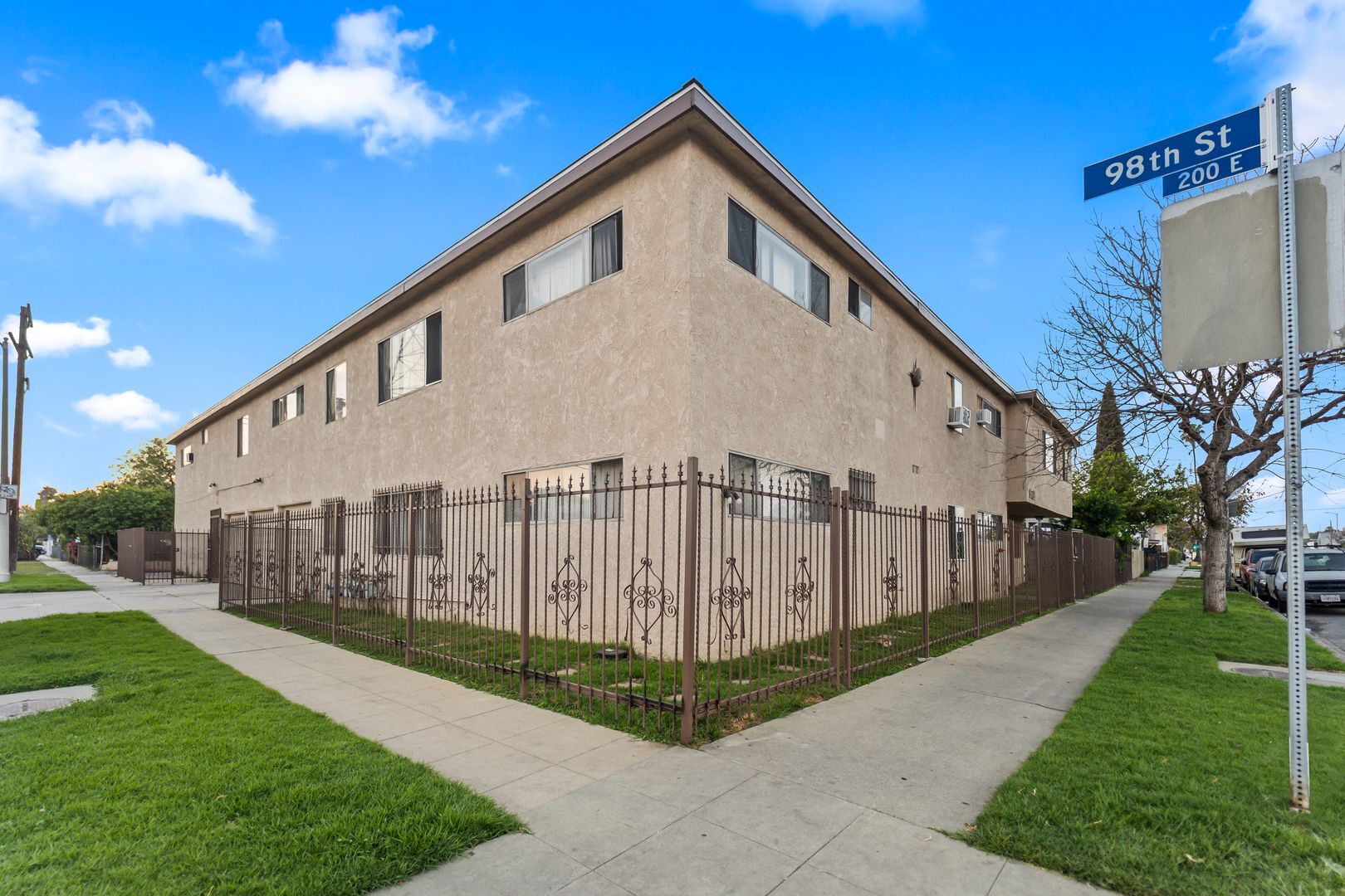 Building Photo - 9721 San Pedro St