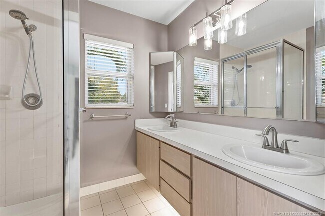 Building Photo - 3253 SW Sunset Trace Cir