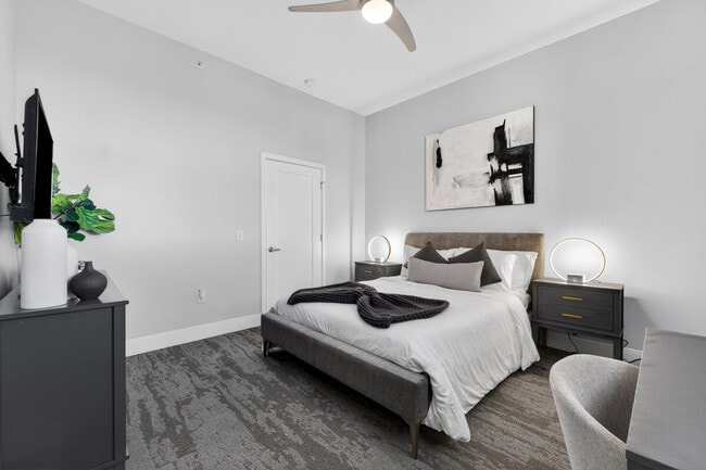 Building Photo - 1424 N Park Pl