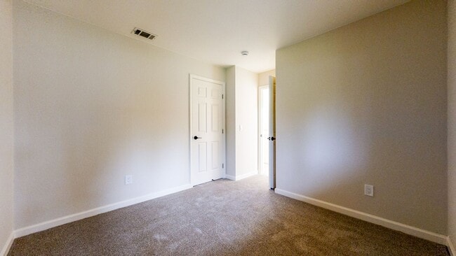 Building Photo - Meticulously Maintained Four Bedroom Singl...