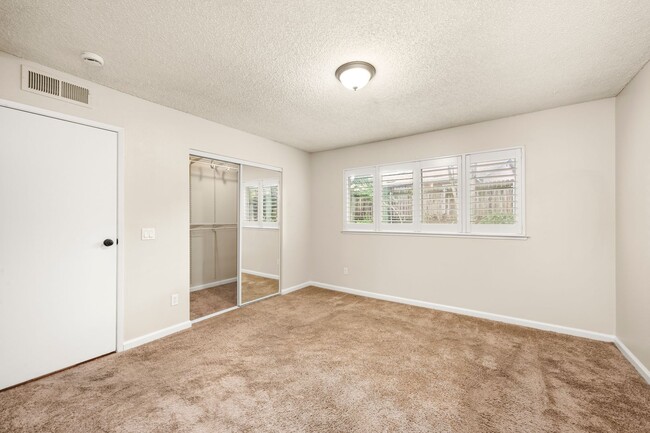 Building Photo - AVAILABLE NOW - CITRUS HEIGHTS 3 BEDROOM 2...