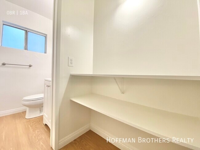 Building Photo - 634 N St Andrews Pl