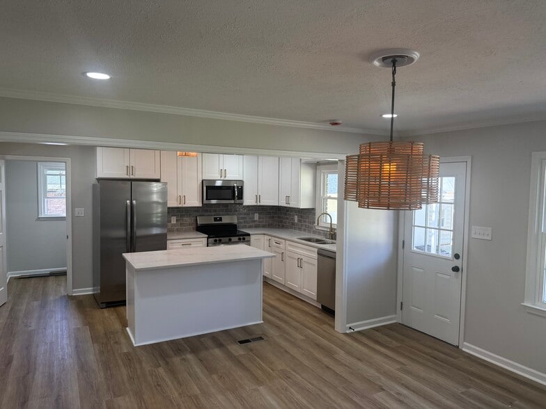 Building Photo - 2819 Reeves Ln