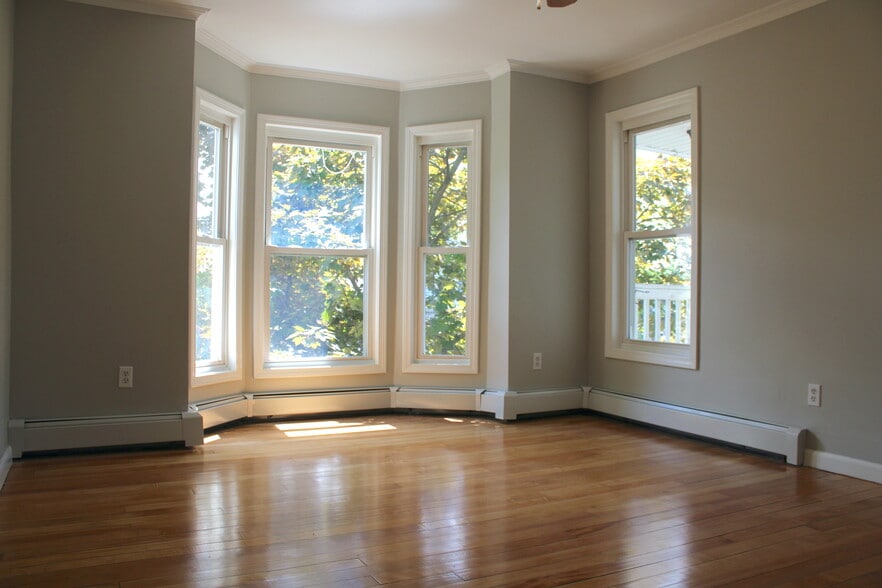 Primary Photo - 119 River St