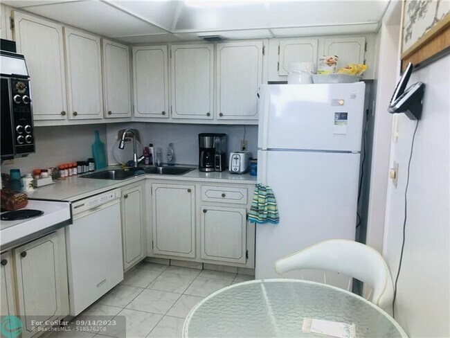 Building Photo - 1523 E Hillsboro Blvd