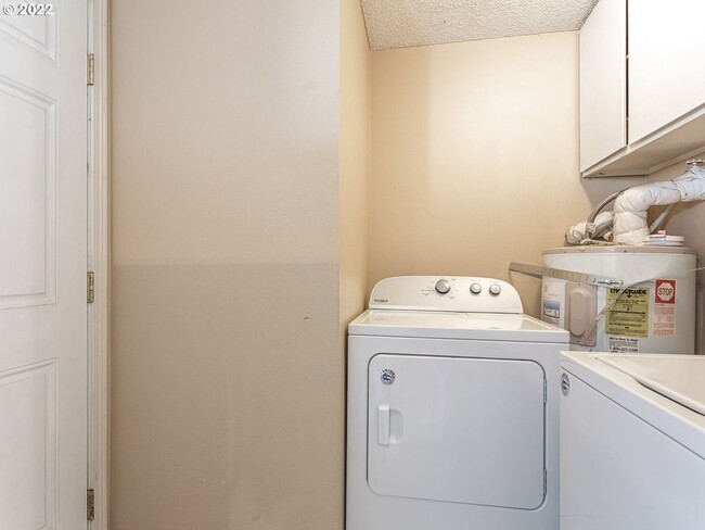 Building Photo - Bright Interior with Generous Bedroom Spac...