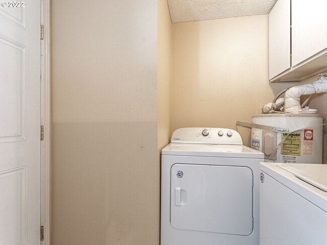 Building Photo - Bright Interior with Generous Bedroom Space – Includes Washer and Dryer