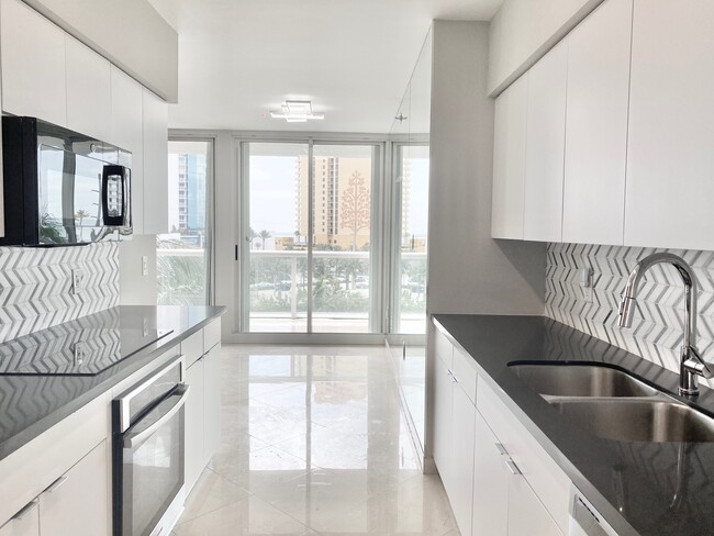 Building Photo - 16400 Collins Ave