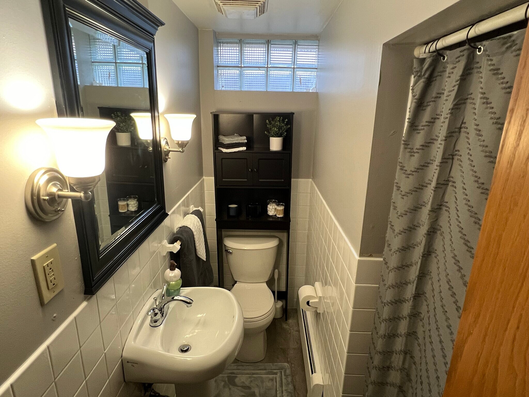 shared bathroom - 4115 Lowry Ave N