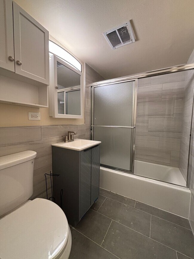 Building Photo - Large 2 bedroom apartment! Backs to Cheesman Park! One parking space in garage!