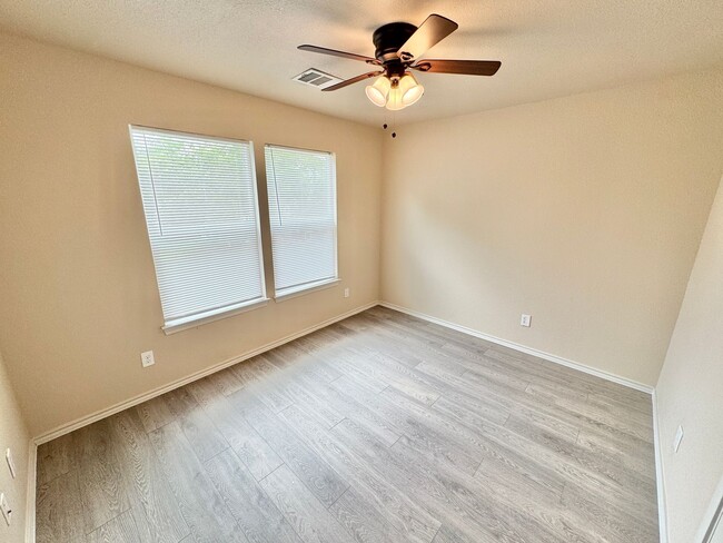 Building Photo - Updated 4 Bed 2.5 Bath Home - Close to TWU!
