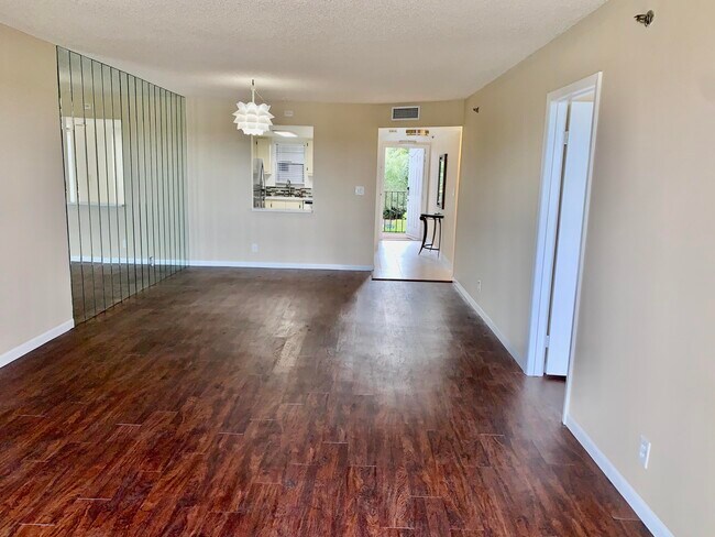 Building Photo - 3100 W Rolling Hills Cir