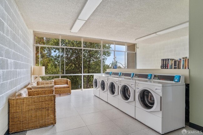 Building Photo - 1 Kelton Ct