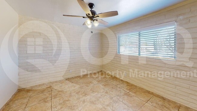 Building Photo - 905 S La Bellota