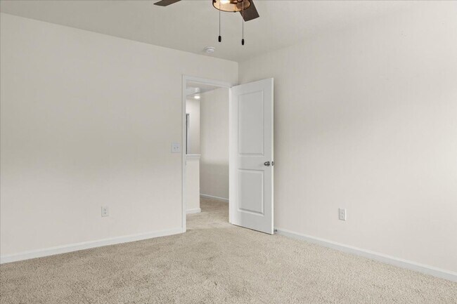 Building Photo - Modern 5 bedroom Home