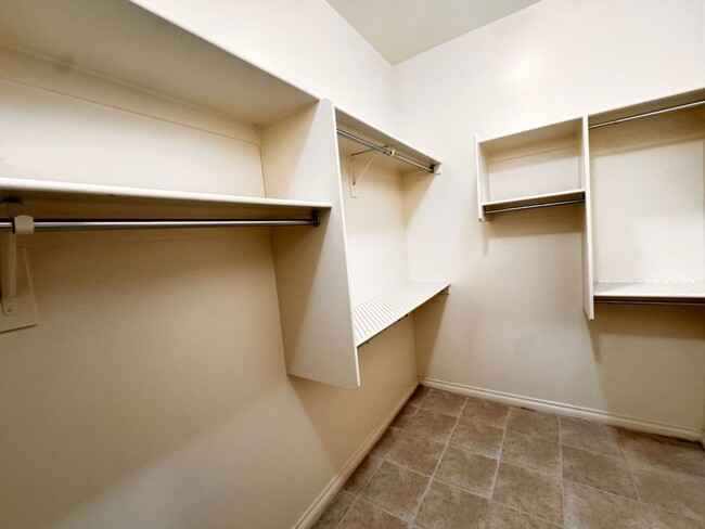 Building Photo - 4 Bedroom + den energy efficient Hamilton High