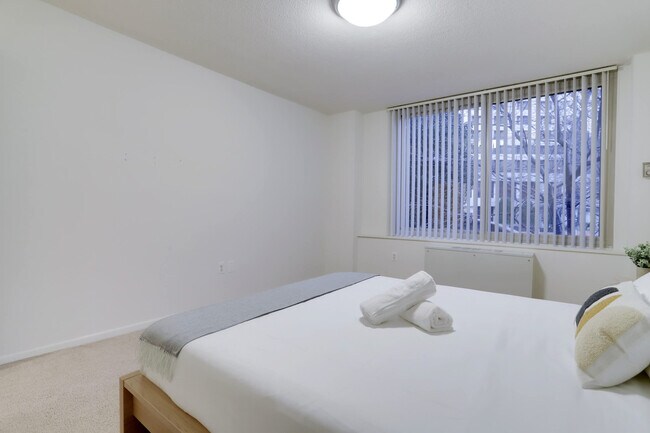 Building Photo - 1600 S Eads St