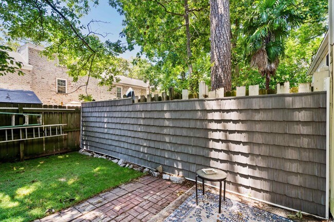 Building Photo - 715 Pine Dr