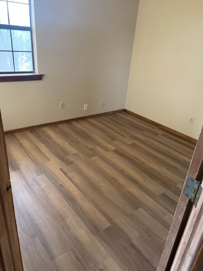 Building Photo - Duplex Available in Forsyth!