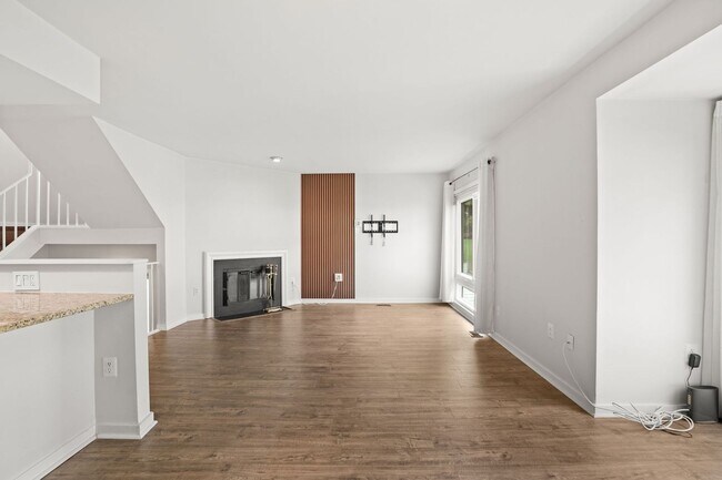 Building Photo - Modern Comfort in Sought-After Gaithersburg