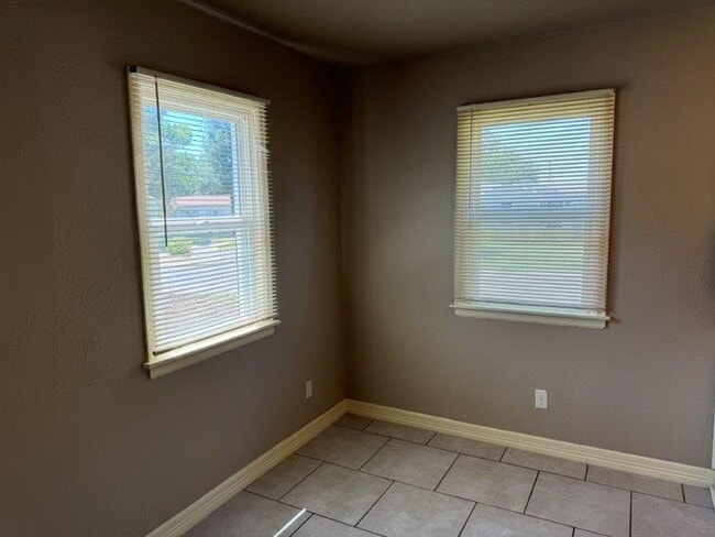 Building Photo - Ask about our MOVE IN SPECIAL! Two bed, One bath home in Midwest City!