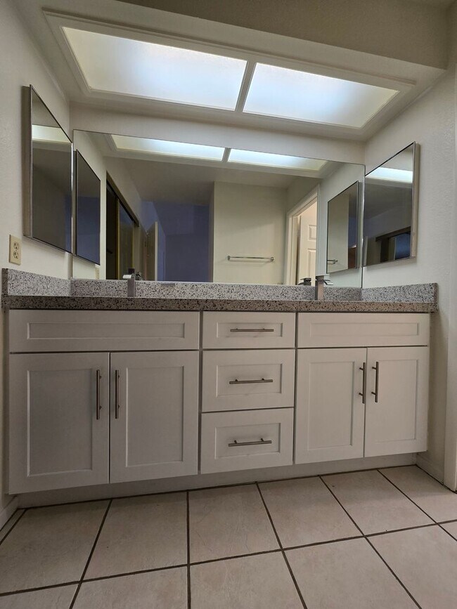 Building Photo - An Amazing Henderson 3 Bedroom Townhome!!