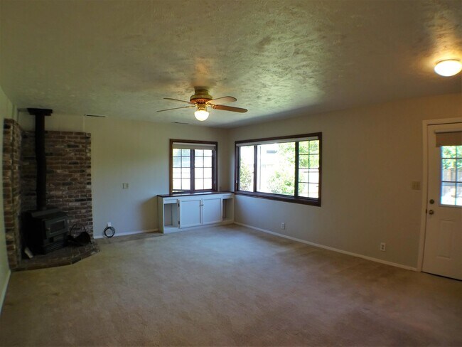 Building Photo - 886 Lynn Ln