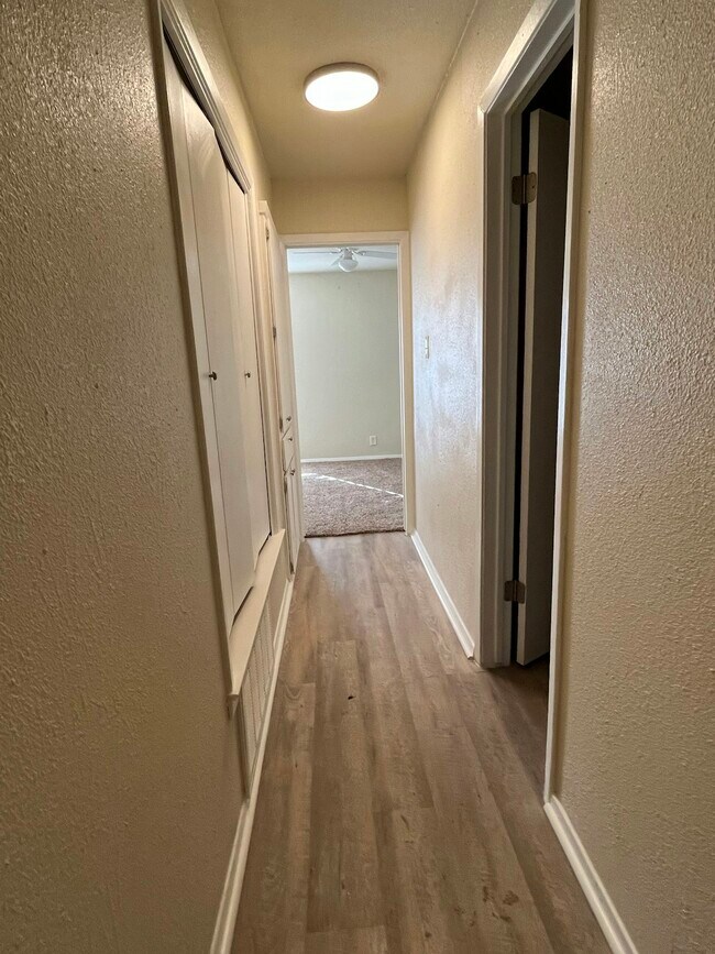 Building Photo - 909 Betsy Ross Dr