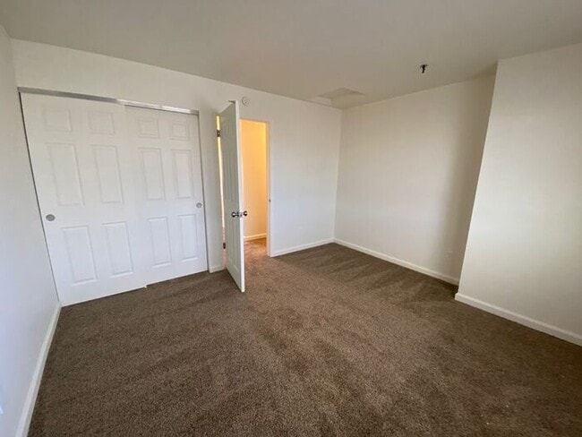 Building Photo - 2 Bedroom Townhouse - Garage/Washer-Dryer ...