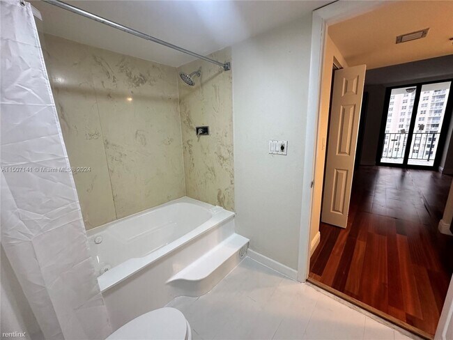Building Photo - 1 br, 1.5 bath Condo - 520 Brickell Key Dr...