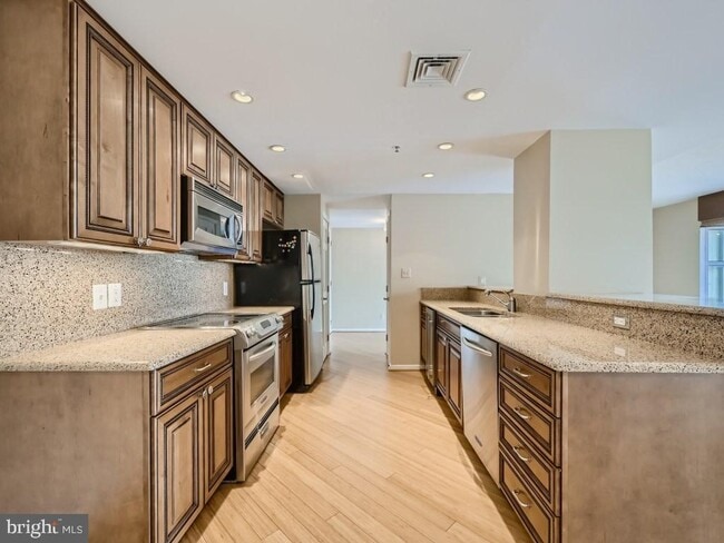 Building Photo - 250 S President St