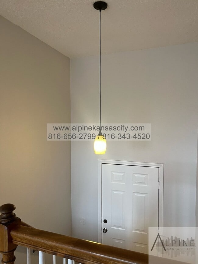 Building Photo - Spacious Gladstone Duplex, Corner Lot, 2 Car Garage!