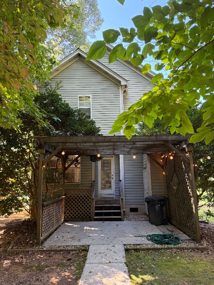 Building Photo - 16211 Kelly Park Cir