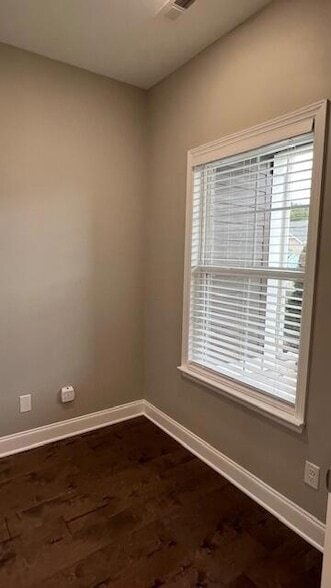 Building Photo - 564 NE Bellingham Dr