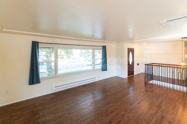 Building Photo - 4206 N Oak St