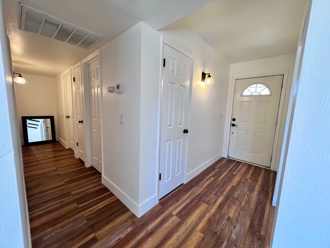 Building Photo - $2,395 Gettysburg & Minnewawa, 3 Bedroom 2...