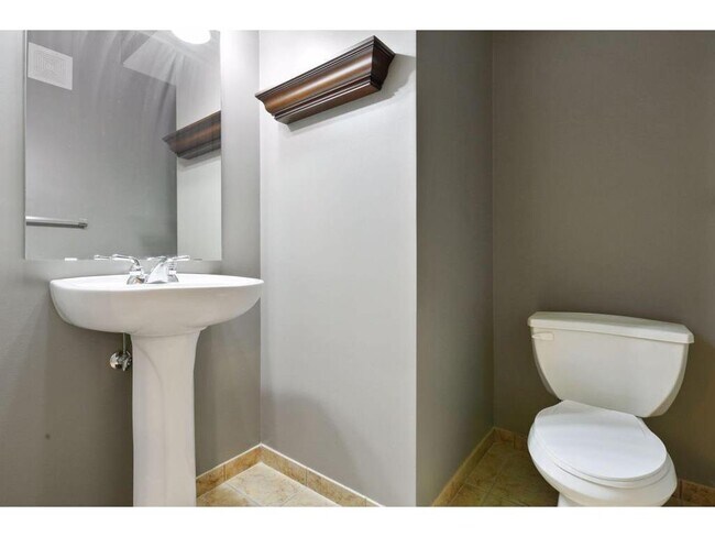 Building Photo - 2565 Franklin Ave