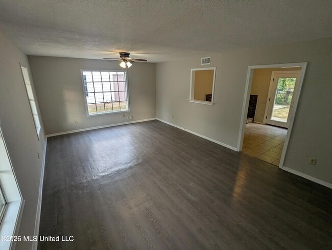Building Photo - 6565 Hermitage Rd
