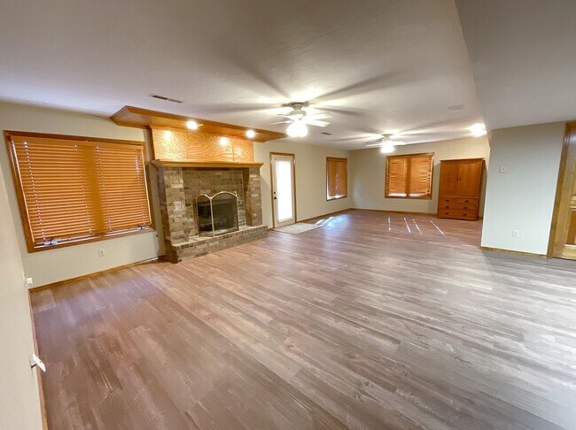Building Photo - LEASING
