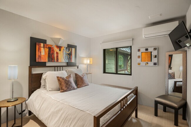 Building Photo - 650 S Monarch St