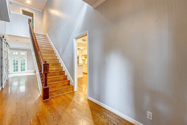 Building Photo - 201 Vanderpool Ln