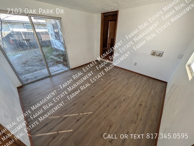 Building Photo - 7103 Oak Park Dr
