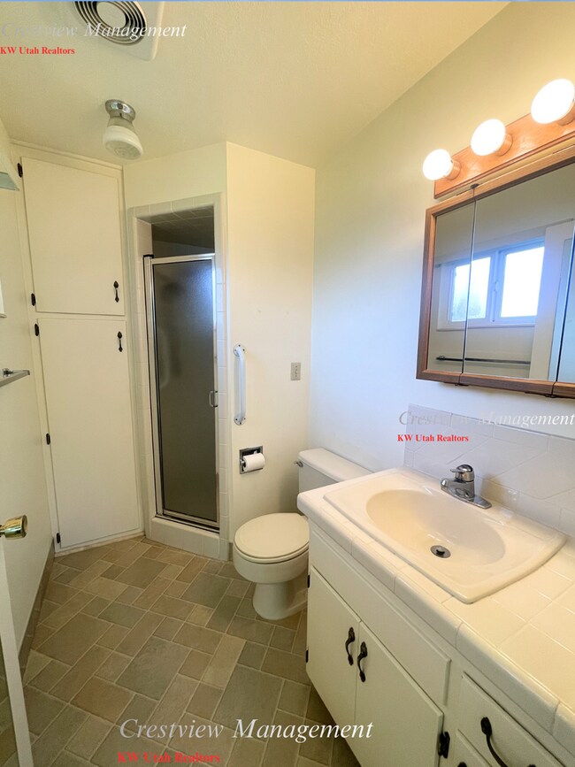 Building Photo - Charming Home with Expansive Yard in Prime Draper Location