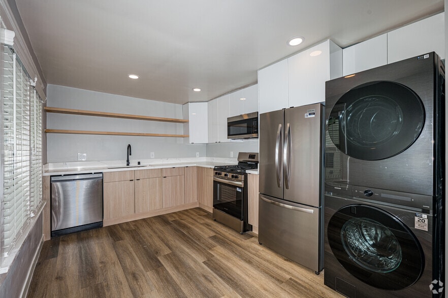 3BR, 2BA - 850SF - Kitchen - 1411 Mohawk St