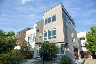 Building Photo - 3bd/1.75ba Seattle Townhome